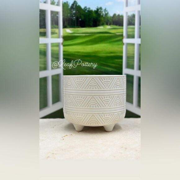 Coladita White Ceramic Planter Pot with Stud legs attached - Picture 1 of 9